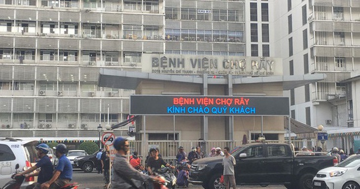 Bệnh viện Chợ Rẫy ùn tắc tại khu khám ngoại trú, giám đốc viết thư xin lỗi - Ảnh 1. Bệnh viện Chợ Rẫy ùn tắc tại khu khám ngoại trú, giám đốc viết thư xin lỗi - Ảnh 1.