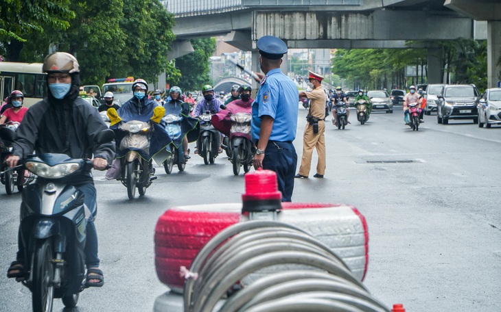 Điểm nút kẹt xe Hà Nội ngày đầu phân làn: Chưa thấy chuyển biến gì