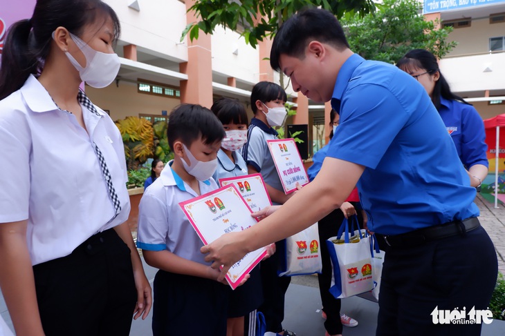 Thiếu nhi trải nghiệm thực tế ảo, hớt tóc miễn phí  - Ảnh 2.