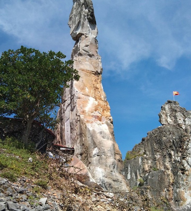 Hòn Vọng Phu ở Thanh Hóa bị sét đánh, mưa lớn gây sạt lở - Ảnh 1.