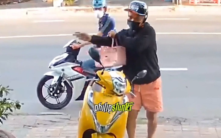 Chàng trai mặc quần hồng khiến gia chủ giật mình tưởng trộm xe máy