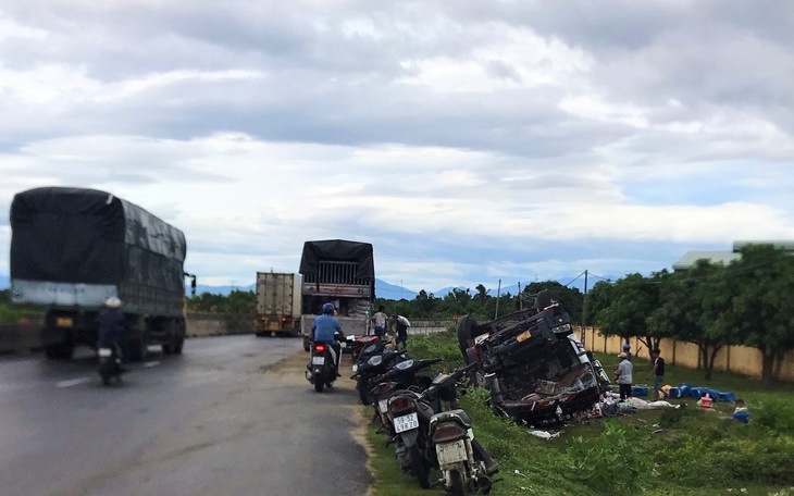 Kịp thời cứu người đàn ông trong ô tô rơi dưới mương nước - Ảnh 4.