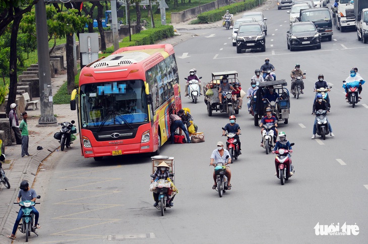 Làm gì để dẹp xe dù, bến cóc trong nội đô TP.HCM? - Ảnh 1.