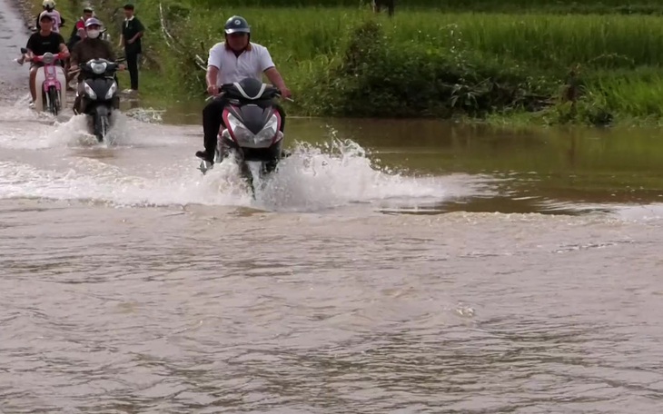 Mưa lũ cuốn trôi xe tải đi qua đập tràn ở Thanh Hóa, nữ công nhân bị đuối nước - Ảnh 4.