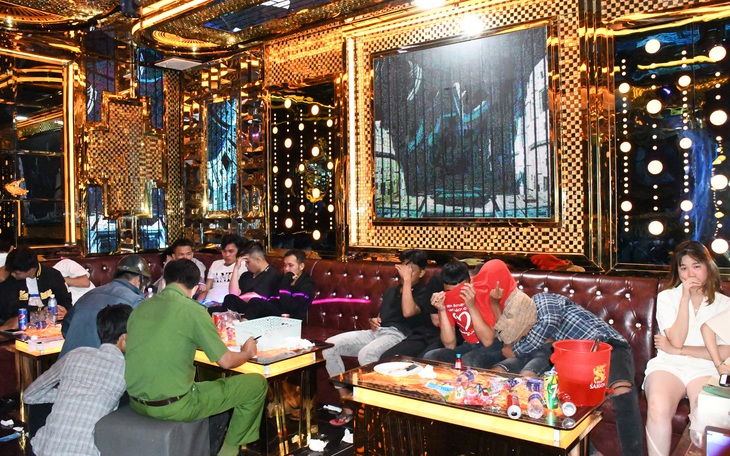 Karaoke bị kiểm tra toàn quốc, 62 nam, nữ vẫn "bay lắc" ở Trà Vinh