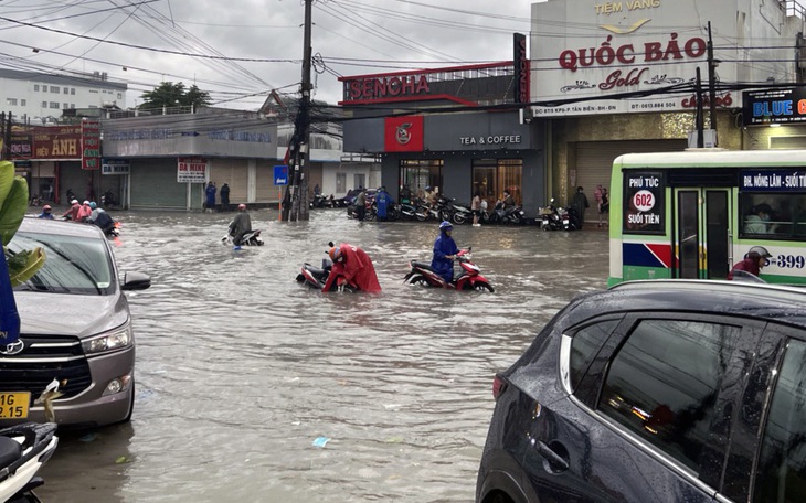 Đồng Nai: Quốc lộ 1 ngập như sông, có đoạn xe máy bị cuốn trôi