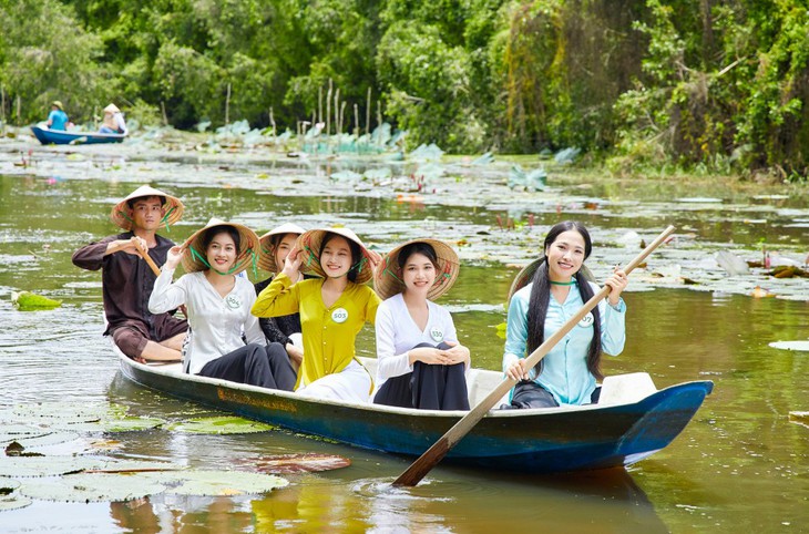 Người đẹp Hoa khôi sông Vàm mặc bà ba, đội nón lá đi chèo xuồng - Ảnh 4.