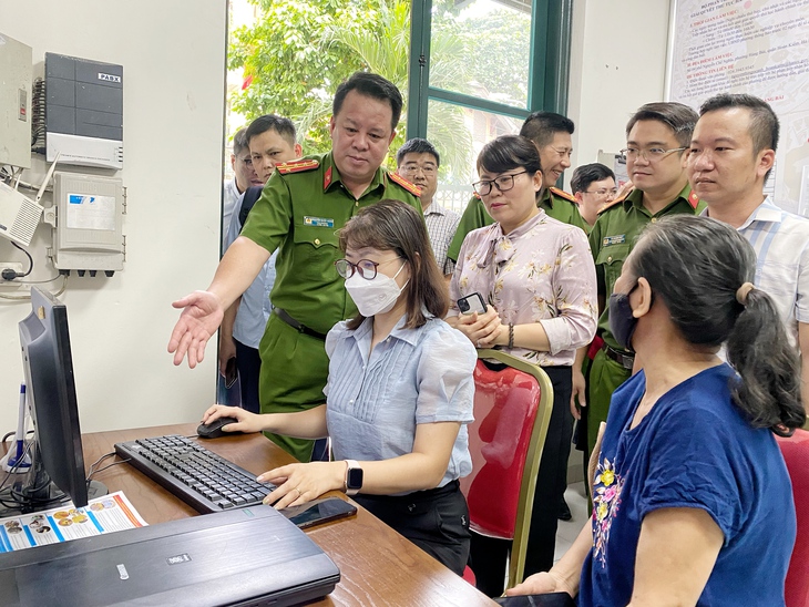 Hà Nội tính tăng thu nhập cho cán bộ, công chức để chặn làn sóng nghỉ việc - Ảnh 1.