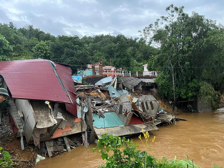 Mưa lũ ở Hà Giang làm sập 12 nhà dân, 2 người bị thương - Ảnh 1.