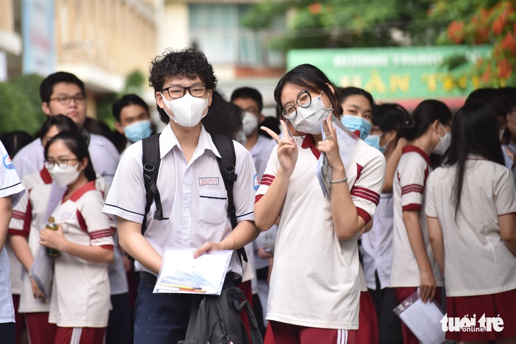 Điểm chuẩn đại học cao chót vót: Bình thường nhưng chưa công bằng - Ảnh 1.