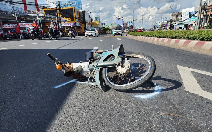 Cảnh sát dùng xe chuyên dụng đuổi theo 6km bắt tài xế bỏ chạy sau khi gây tai nạn