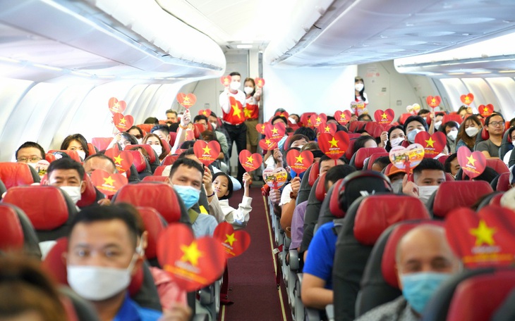 Chào mừng ngày Quốc khánh 2-9 với rực rỡ cờ hoa trên các chuyến bay Vietjet