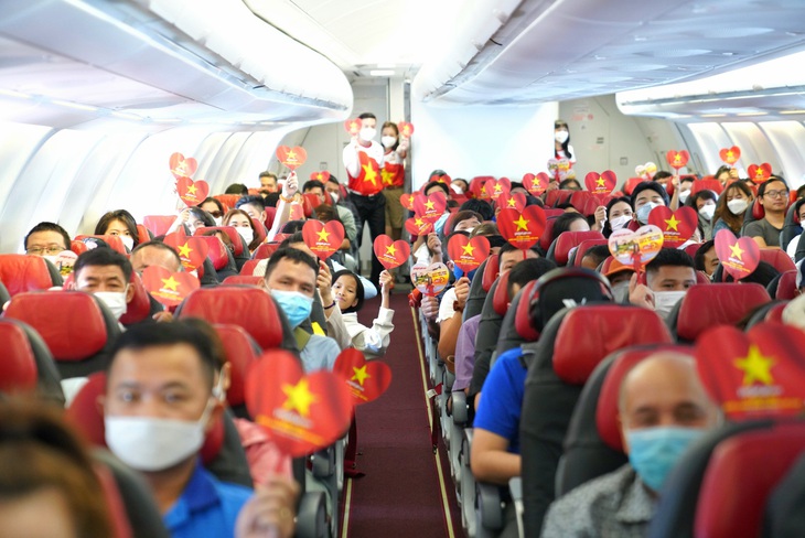 Chào mừng ngày Quốc khánh 2-9 với rực rỡ cờ hoa trên các chuyến bay Vietjet - Ảnh 1.