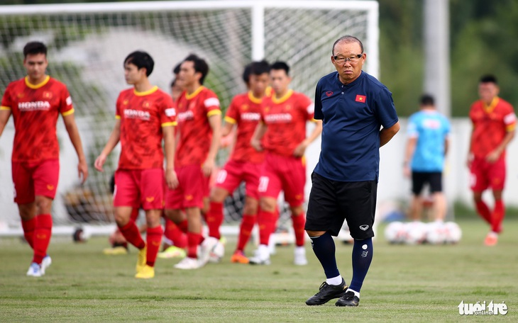 HLV Park Hang Seo sang Thái xem trận Thái Lan - Malaysia ở King