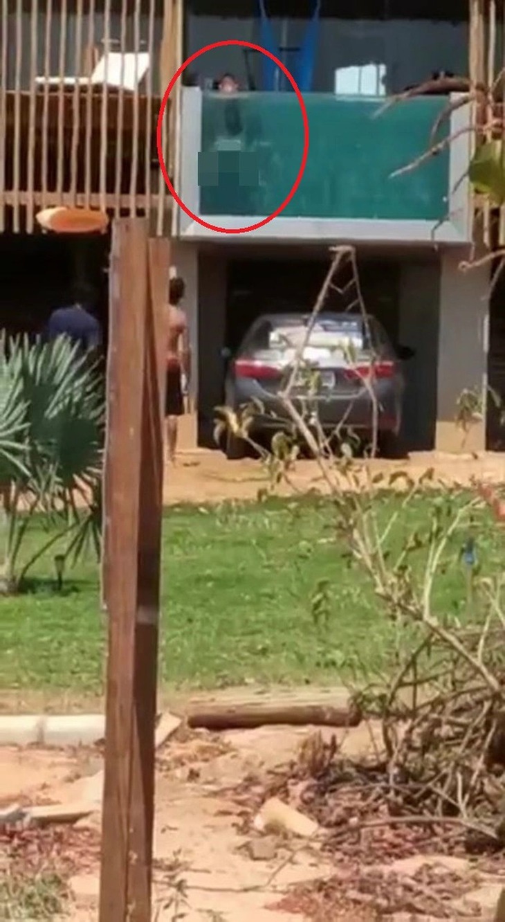 Cặp đôi bị bắt thóp khi đang mây mưa trong hồ bơi bằng kính trong suốt - Ảnh 1.