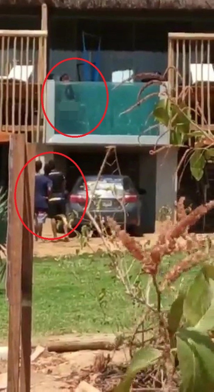 Cặp đôi bị bắt thóp khi đang mây mưa trong hồ bơi bằng kính trong suốt - Ảnh 2.