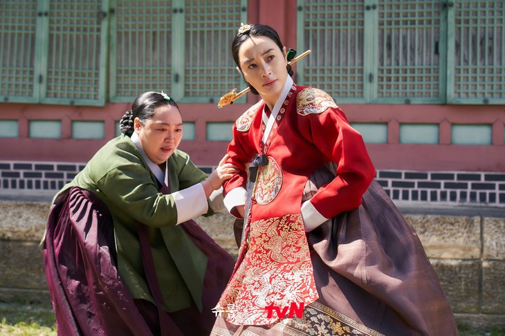‘Bom sex xứ Hàn’ Kim Hye Soo lầy lội trên phim trường ‘The Queens Umbrella’ - Ảnh 1. ‘Bom sex xứ Hàn’ Kim Hye Soo lầy lội trên phim trường ‘The Queens Umbrella’ - Ảnh 1.