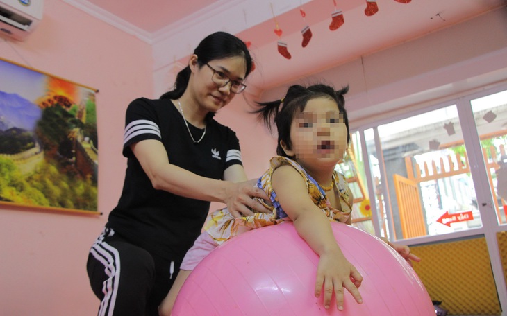 Sau 20 năm chậm phát triển trí tuệ, động kinh không rõ nguyên nhân, nam thanh niên 28 tuổi được phát hiện não úng thủy nặng. Sau phẫu thuật dẫn lưu, bệnh nhân tỉnh táo, nhanh nhẹn và đi lại tốt hơn. - Ảnh 1.