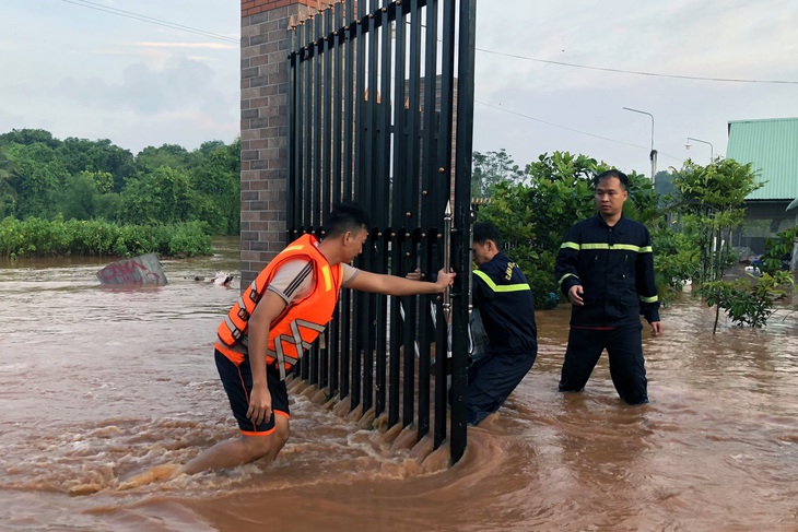 Nước lũ tràn về giữa đêm do mưa trên đầu nguồn ở Bình Phước - Ảnh 1.