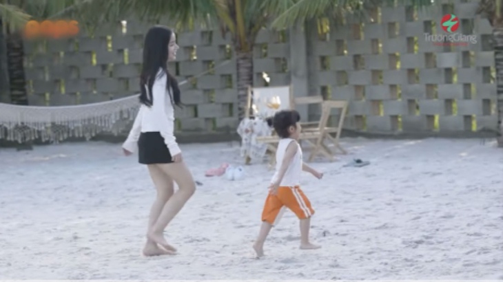 Khoảnh khắc lộ mặt siêu đáng yêu của con gái Trường Giang - Nhã Phương - Ảnh 2. Khoảnh khắc lộ mặt siêu đáng yêu của con gái Trường Giang - Nhã Phương - Ảnh 2.