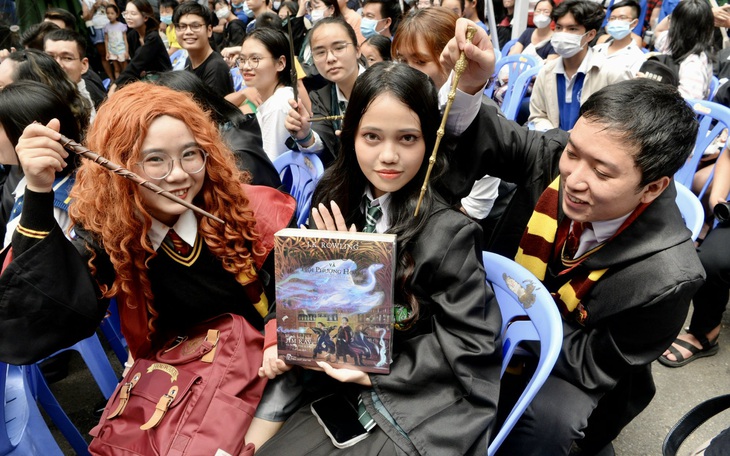 Đường sách TP.HCM nóng trong ngày hội 25 năm Harry Potter