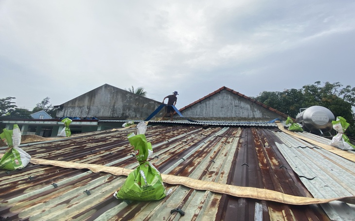 Kinh nghiệm chống chọi với những cơn bão dữ của dân miền Trung - Ảnh 2.