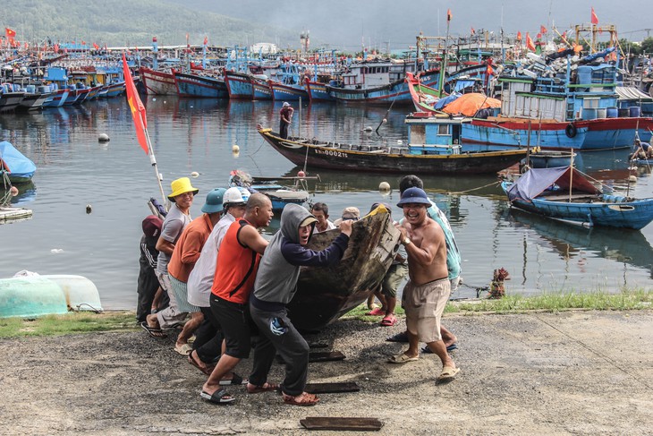 Đà Nẵng dừng họp chợ, người lao động nghỉ làm từ 12h ngày 27-9 để tránh bão số 4 - Ảnh 1.