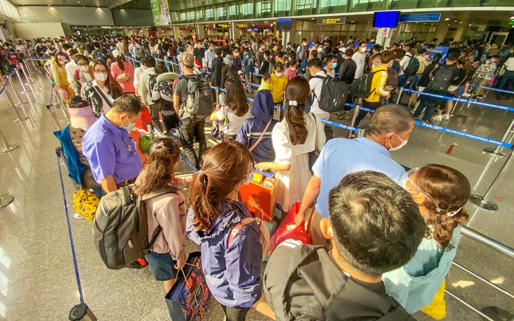 Quá tải sân bay níu chân hàng không