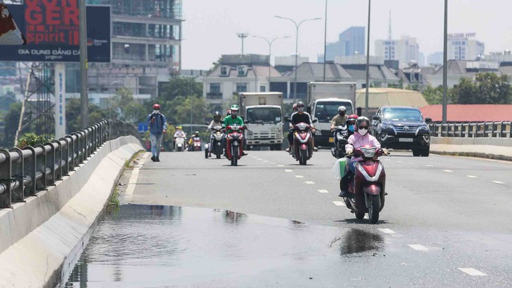 Nhanh chóng khắc phục sự cố võng nhịp chính cầu Nguyễn Hữu Cảnh - Ảnh 1.