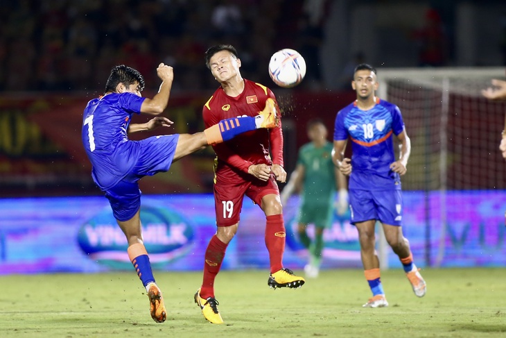 HLV Park Hang Seo và 3 trợ lý tích cực chỉ đạo dù đang thắng 3-0 - Ảnh 6.