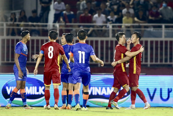 HLV Park Hang Seo và 3 trợ lý tích cực chỉ đạo dù đang thắng 3-0 - Ảnh 4.