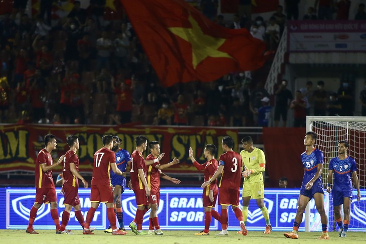 HLV Park Hang Seo và 3 trợ lý tích cực chỉ đạo dù đang thắng 3-0 - Ảnh 7.