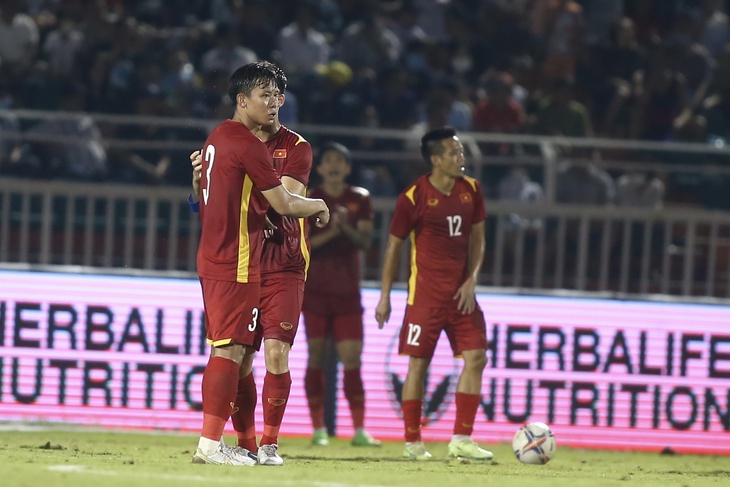 HLV Park Hang Seo và 3 trợ lý tích cực chỉ đạo dù đang thắng 3-0 - Ảnh 3.