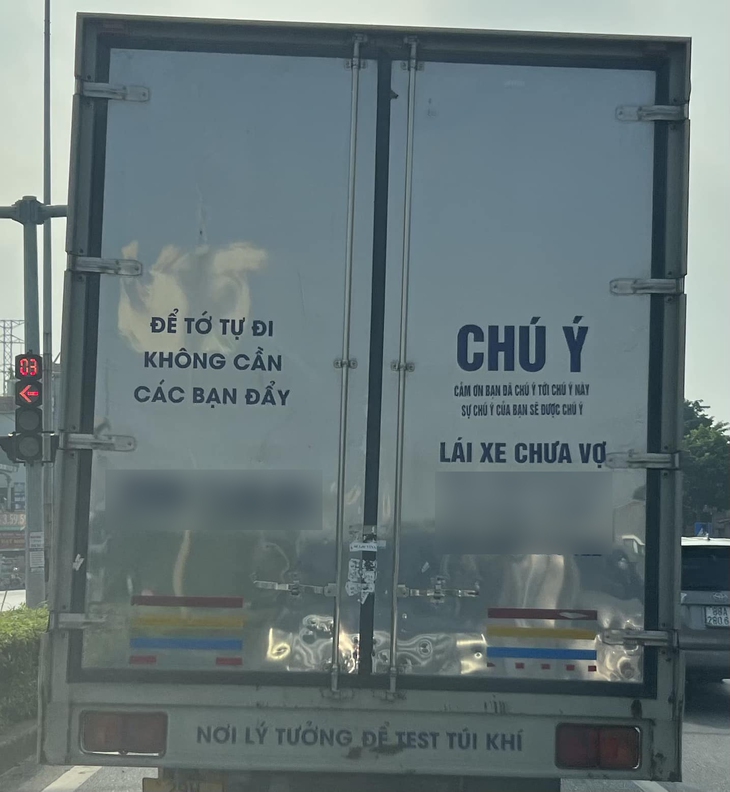 Ảnh vui 28-9: Lái xe chưa vợ ghi chú nơi lý tưởng để test túi khí - Ảnh 1. Ảnh vui 28-9: Lái xe chưa vợ ghi chú nơi lý tưởng để test túi khí - Ảnh 1.