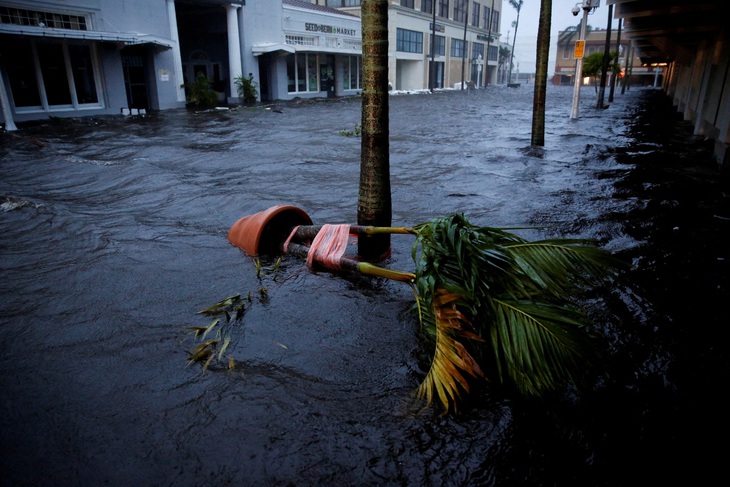 Bão Ian tàn phá bang Florida của Mỹ - Ảnh 1.