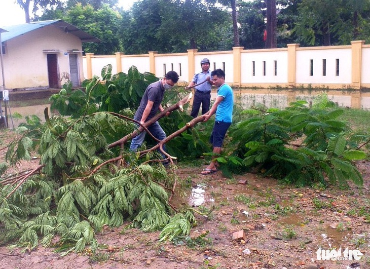 Hàng chục ngàn học sinh nghỉ học tránh mưa lũ - Ảnh 1.