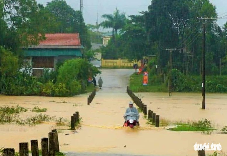 Hàng chục ngàn học sinh nghỉ học tránh mưa lũ - Ảnh 2.