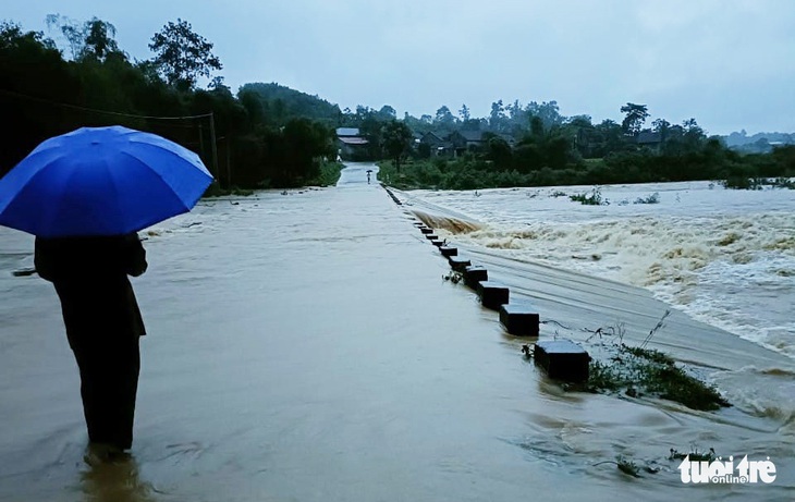 Nghệ An mưa lớn, sạt lở đất chia cắt nhiều tuyến quốc lộ, di dời dân - Ảnh 10.