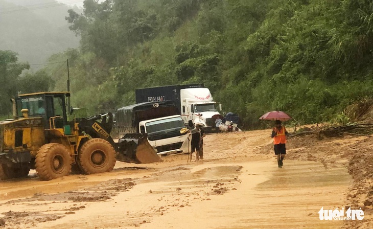 Nghệ An mưa lớn, sạt lở đất chia cắt nhiều tuyến quốc lộ, di dời dân - Ảnh 2.