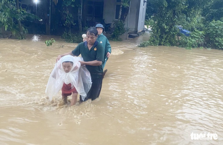 Nghệ An mưa lớn, sạt lở đất chia cắt nhiều tuyến quốc lộ, di dời dân - Ảnh 7.