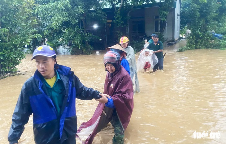 Nghệ An mưa lớn, sạt lở đất chia cắt nhiều tuyến quốc lộ, di dời dân - Ảnh 1.