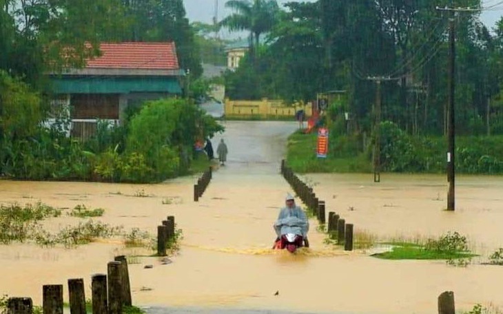 Hàng chục ngàn học sinh nghỉ học tránh mưa lũ