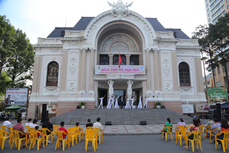 Nguyễn Phi Hùng, Đỗ Tùng Lâm, Dương Quốc Hưng quảng bá âm nhạc truyền thống cách mạng Việt Nam - Ảnh 1.