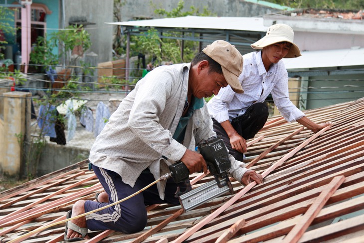 Chung suc cung dan lop lai mai nha