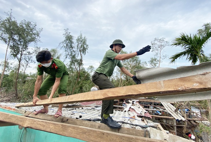 Người dân vùng bão không cô đơn - Ảnh 1.