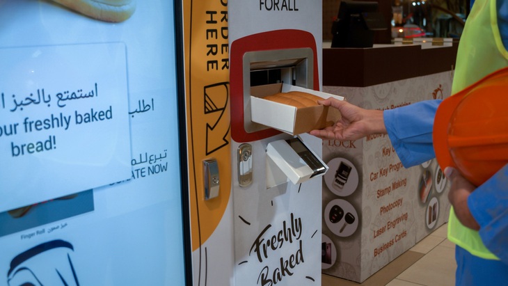 UAE lắp cây ATM bánh mì miễn phí cho người nghèo - Ảnh 1.