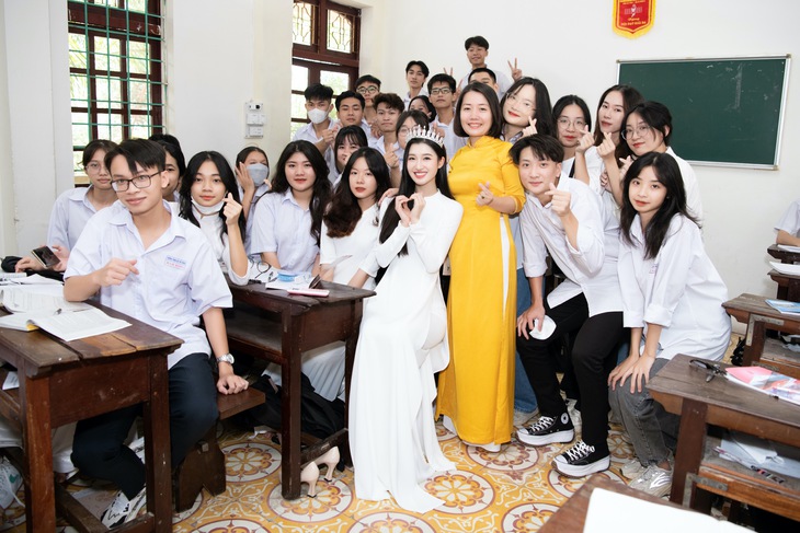Khánh Vân, Phương Anh, Phương Nhi trở lại trường xưa gây xao xuyến - Ảnh 10. Khánh Vân, Phương Anh, Phương Nhi trở lại trường xưa gây xao xuyến - Ảnh 10.