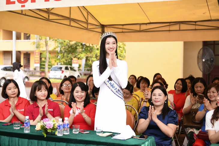 Khánh Vân, Phương Anh, Phương Nhi trở lại trường xưa gây xao xuyến - Ảnh 7. Khánh Vân, Phương Anh, Phương Nhi trở lại trường xưa gây xao xuyến - Ảnh 7.