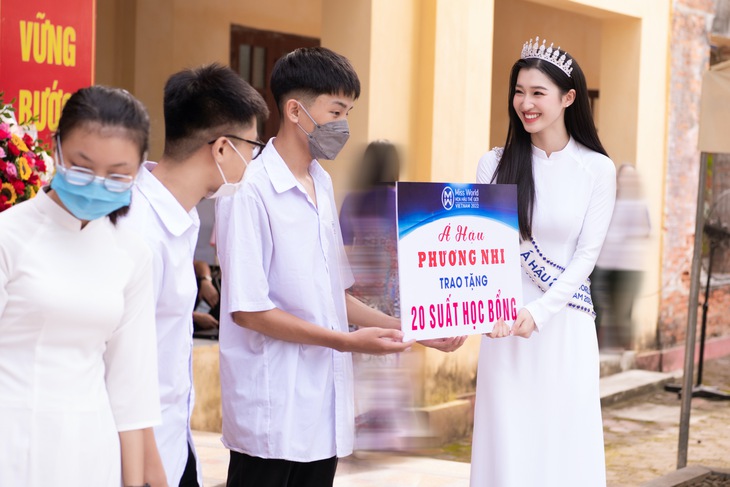 Khánh Vân, Phương Anh, Phương Nhi trở lại trường xưa gây xao xuyến - Ảnh 9. Khánh Vân, Phương Anh, Phương Nhi trở lại trường xưa gây xao xuyến - Ảnh 9.