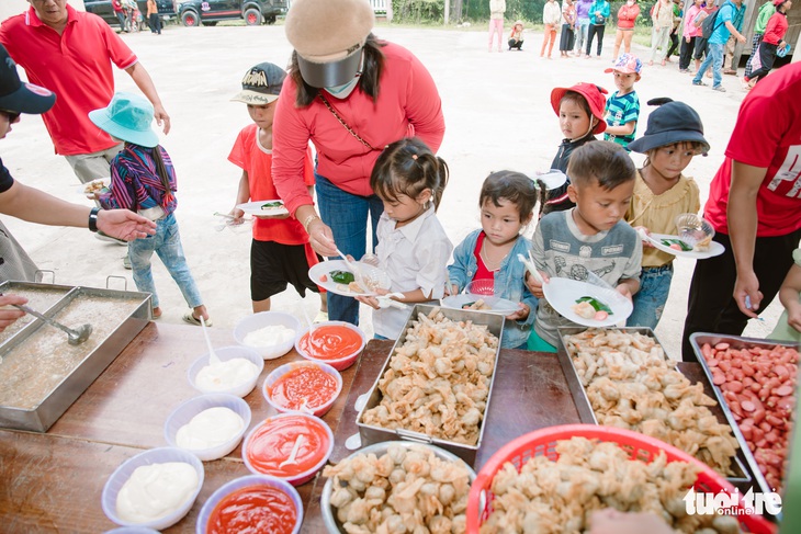 Ngày khai trường lần đầu được ăn... buffet - Ảnh 1.